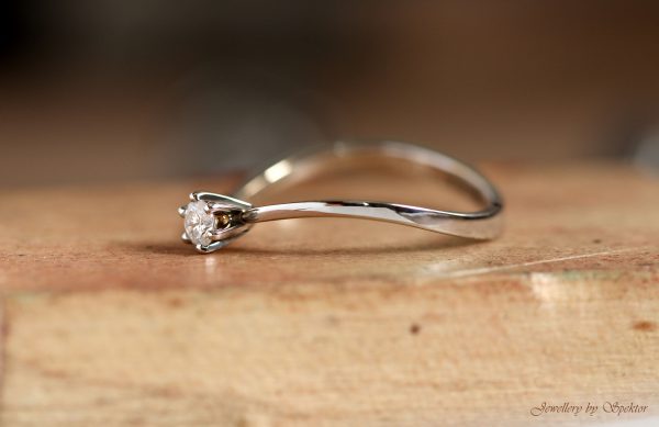 wavy diamond ring 18k white gold