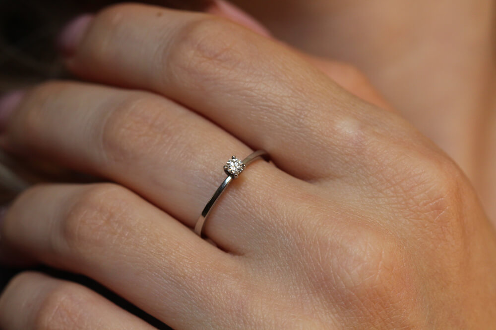 meer en meer gevogelte Leer Tiny diamond engagement ring 18K white gold - Jewellery By Spektor